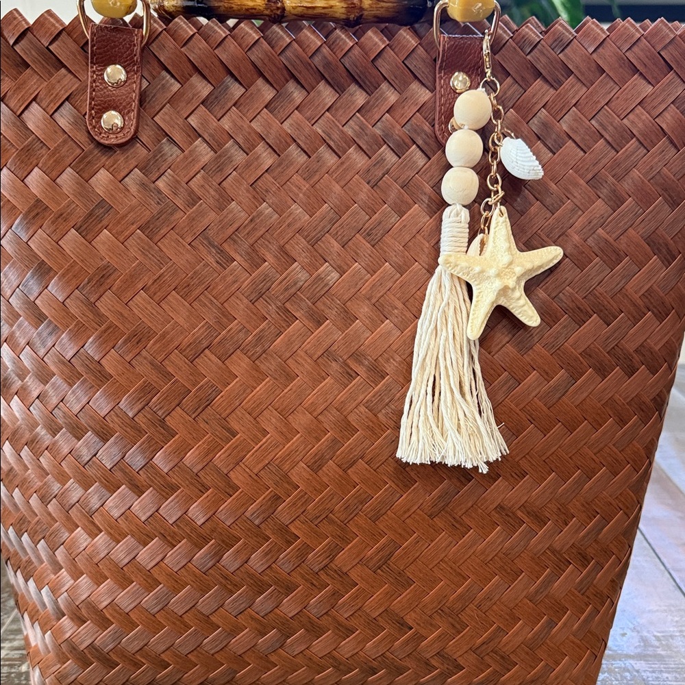 NWT Tommy Bahama Woven Basket Tote Bag Bamboo Handle Starfish Charm - Picture 7 of 16